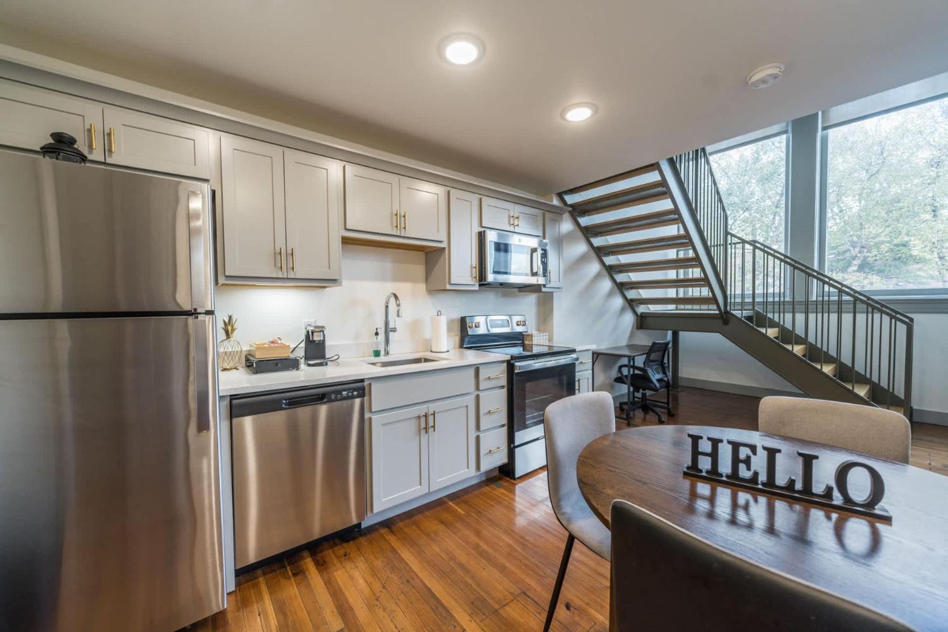 Bright And Modern Loft In # 206 *
